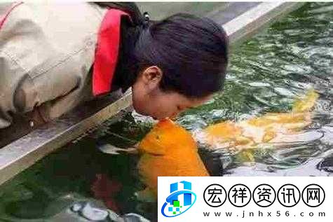 女人鯉魚(yú)喝水